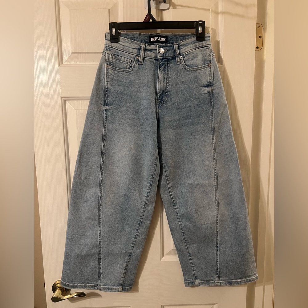 NWOT DKNY Women’s Light Wash High Rise Barrel Leg Cropped Jeans Size 2/26
